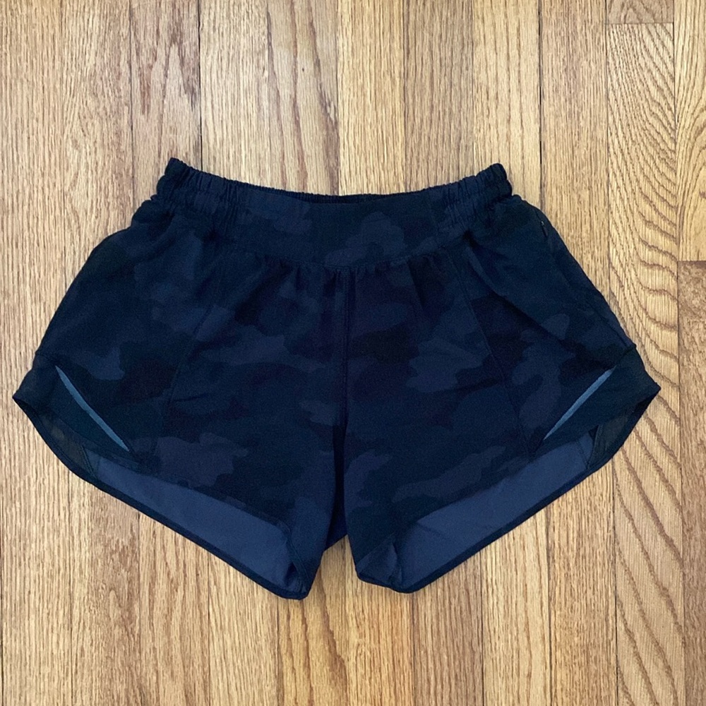 Lululemon Hotty Hot Low Rise-4" inseam; size 6; color: black camo: EUC